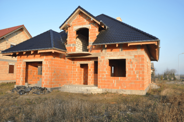 Construcții case la roșu